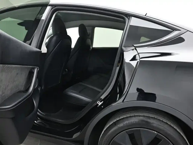 Tesla Model Y — Фото автомобиля 14
