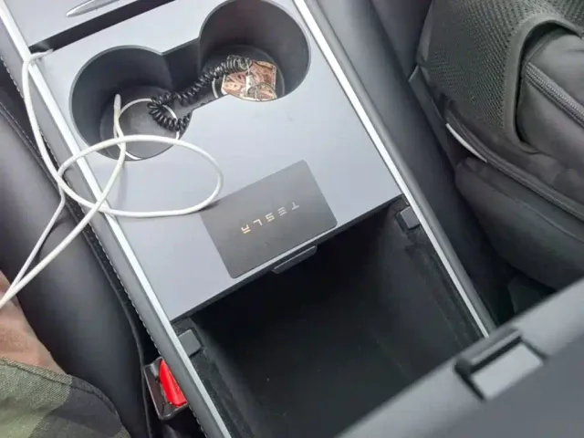 Tesla Model Y — Фото автомобиля 13