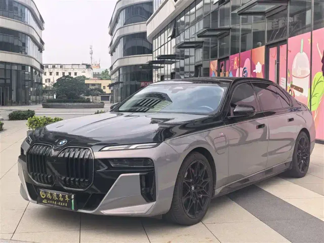 Фотография автомобиля — BMW i7