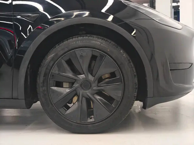 Tesla Model Y — Фото автомобиля 11