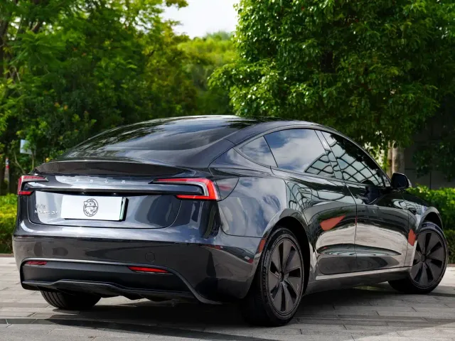 Tesla Model 3 — Фото автомобиля 15