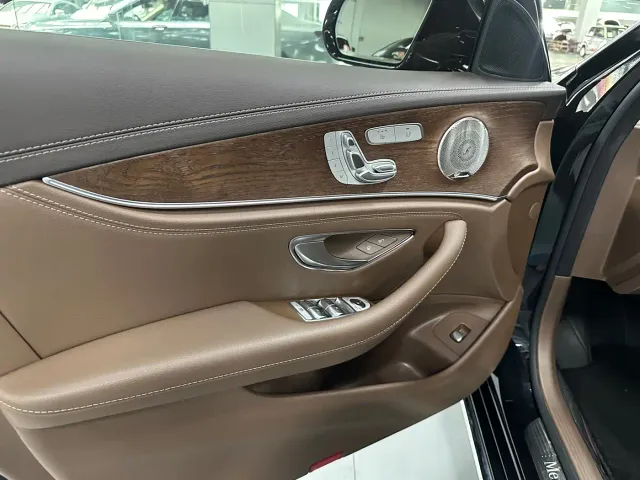 Mercedes-Benz E-Class — Фото автомобиля 4