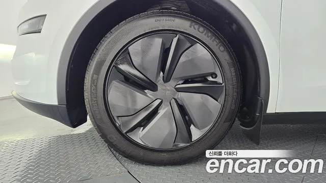 Tesla Model Y — Фото автомобиля 5