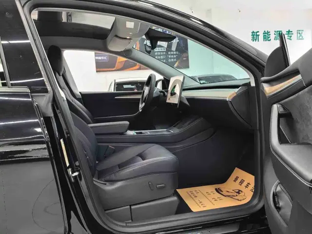 Tesla Model Y — Фото автомобиля 8