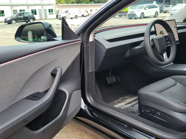 Tesla Model 3 — Фото автомобиля 8