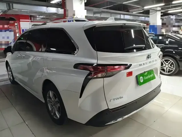 Toyota Sienna — Фото автомобиля 4
