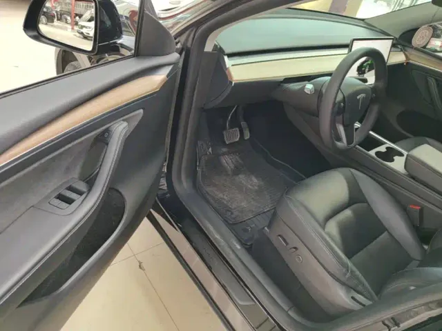 Tesla Model Y — Фото автомобиля 15