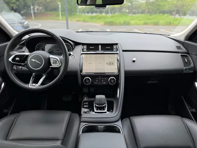Jaguar E-PACE — Фото автомобиля 17