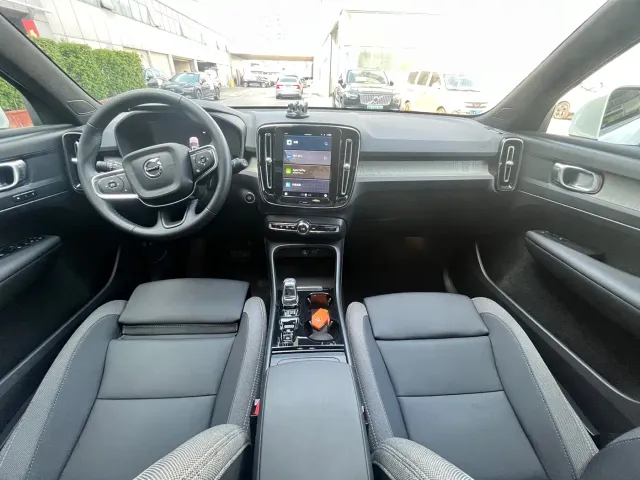 Volvo XC40 — Фото автомобиля 11