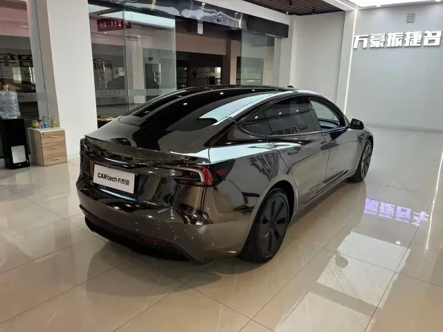 Tesla Model 3 — Фото автомобиля 8