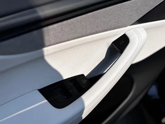 Tesla Model Y L — Фото автомобиля 14
