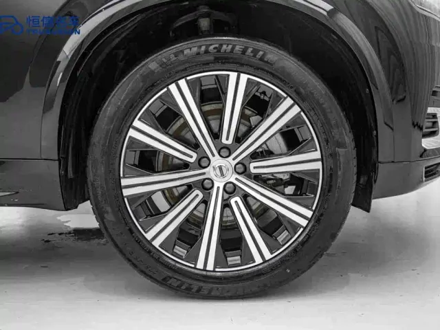 Volvo XC90 — Фото автомобиля 11