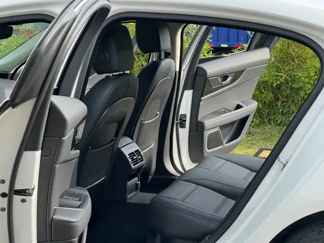 Jaguar XEL — Фото автомобиля 8