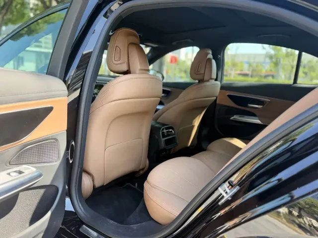 Mercedes-Benz E-Class — Фото автомобиля 13