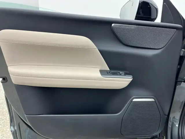 Volvo XC70 Plug-in Hybrid — Фото автомобиля 11