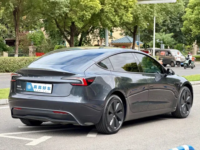 Tesla Model 3 — Фото автомобиля 4
