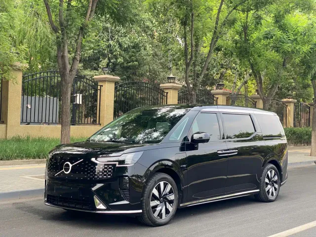 Фотография автомобиля — Volvo EM90