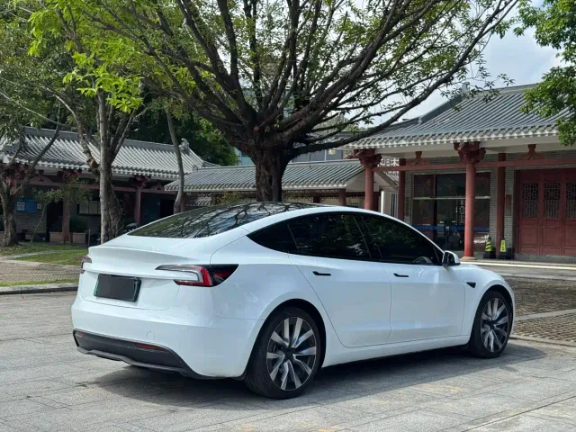 Tesla Model 3 — Фото автомобиля 4