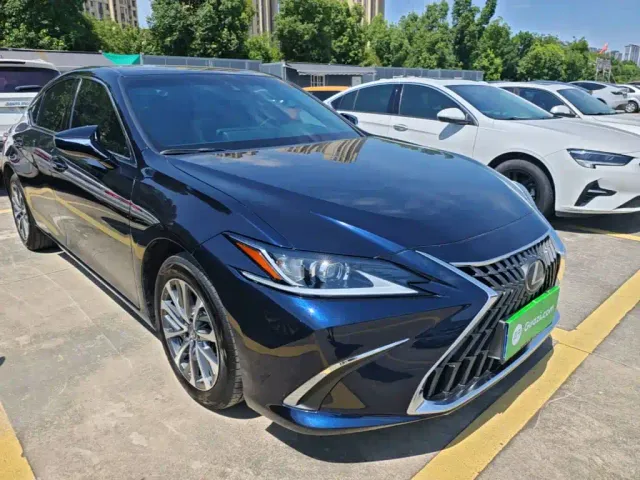 Lexus ES — Фото автомобиля 3