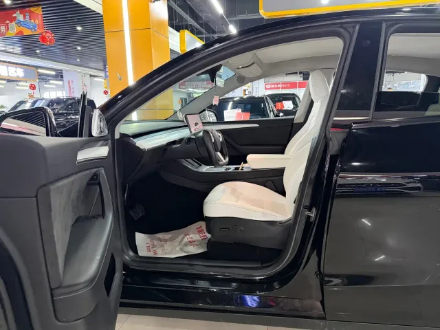 Tesla Model Y — Фото автомобиля 13