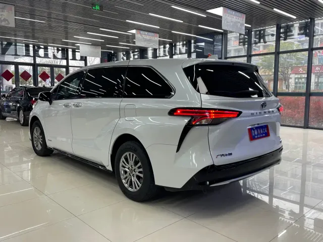 Toyota Sienna — Фото автомобиля 17