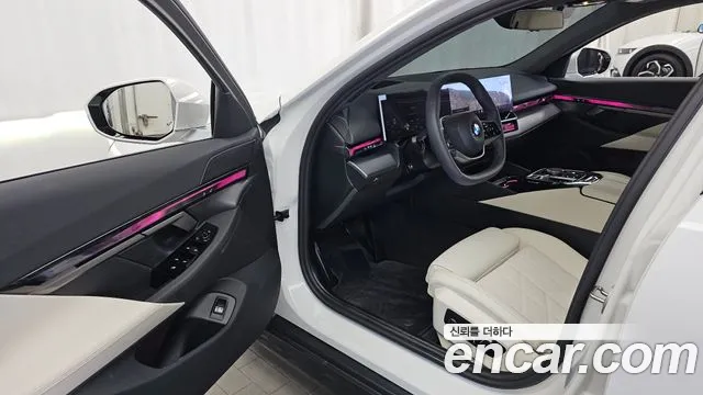 BMW 5 Series G60 — Фото автомобиля 10