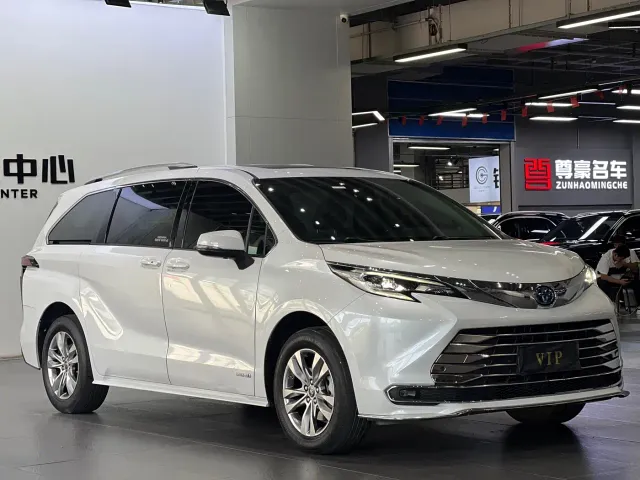 Toyota Sienna — Фото автомобиля 3