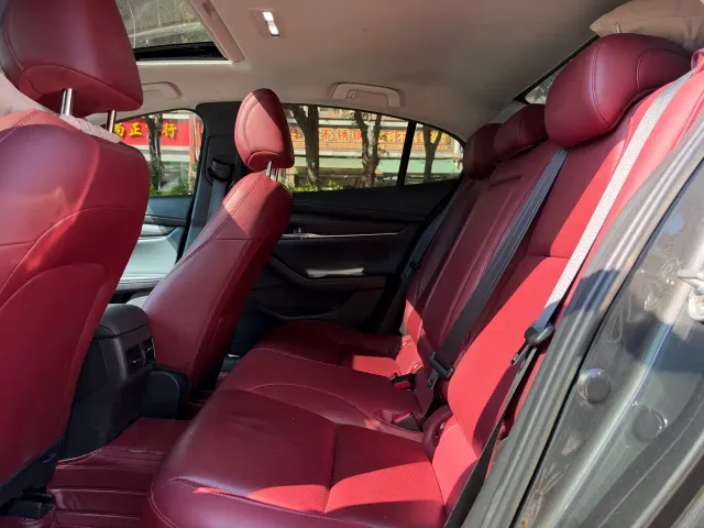Mazda Axela — Фото автомобиля 6