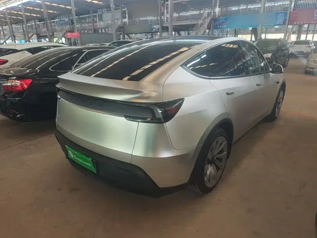 Tesla Model Y — Фото автомобиля 6