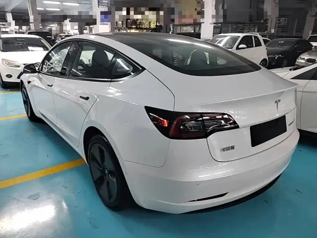 Tesla Model 3 — Фото автомобиля 4