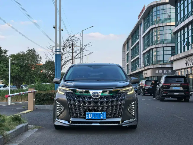 Toyota Sienna — Фото автомобиля 2