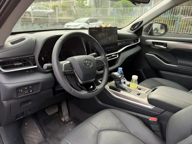Toyota Highlander — Фото автомобиля 12