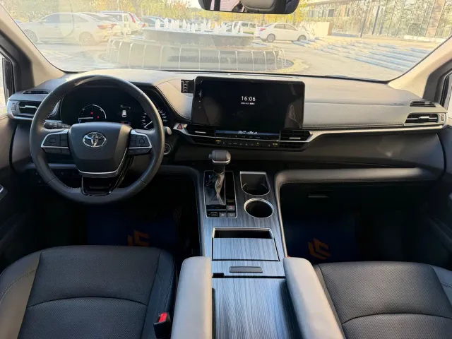 Toyota Sienna — Фото автомобиля 12