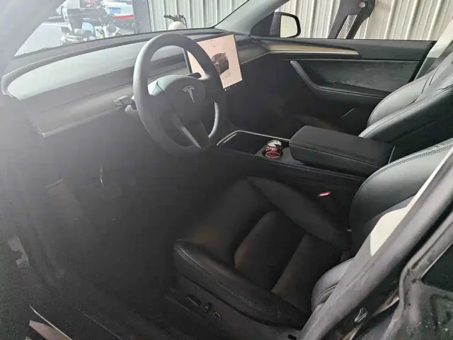 Tesla Model Y — Фото автомобиля 8