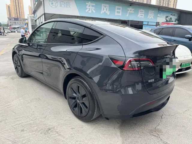 Tesla Model Y — Фото автомобиля 9