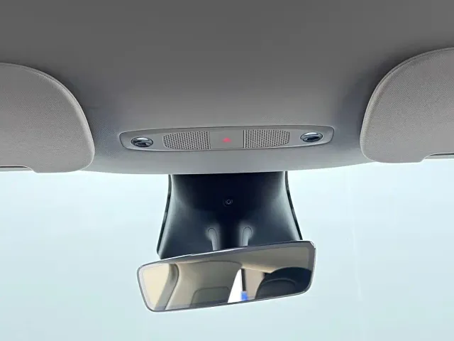 Tesla Model Y — Фото автомобиля 23