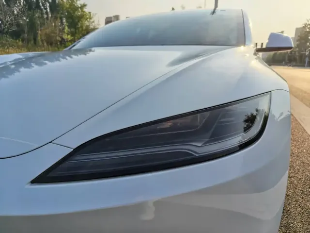 Tesla Model 3 — Фото автомобиля 21