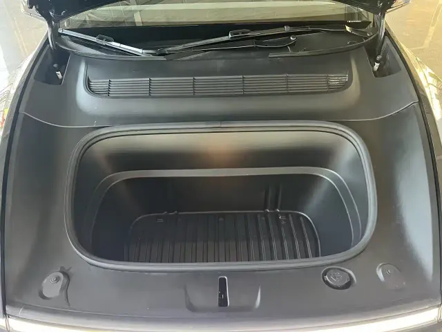 Tesla Model Y — Фото автомобиля 6