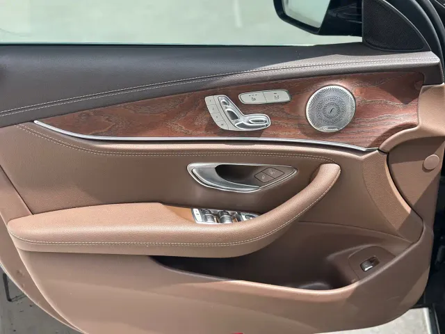 Mercedes-Benz E-Class — Фото автомобиля 5