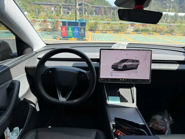 Tesla Model Y — Фото автомобиля 6