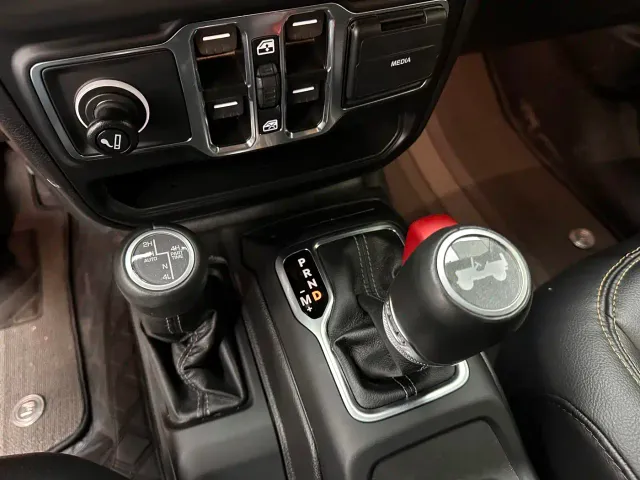 Jeep Wrangler — Фото автомобиля 18