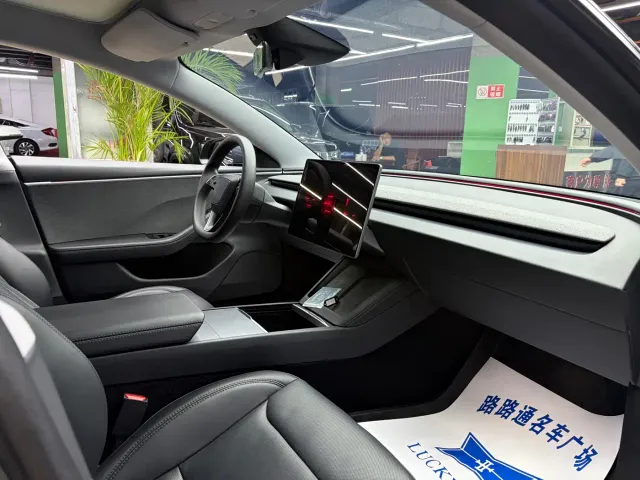 Tesla Model 3 — Фото автомобиля 7