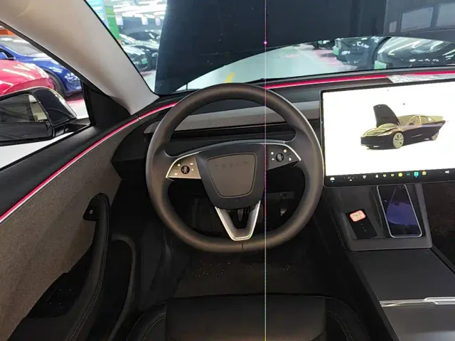 Tesla Model 3 — Фото автомобиля 10
