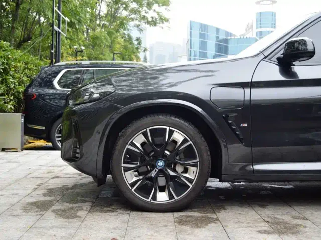 BMW iX3 — Фото автомобиля 5