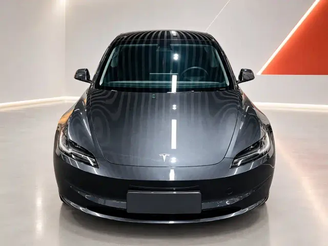 Tesla Model 3 — Фото автомобиля 2