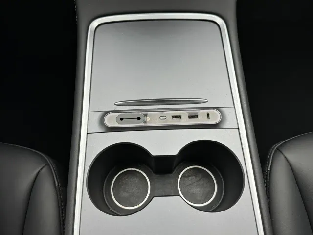 Tesla Model Y — Фото автомобиля 17