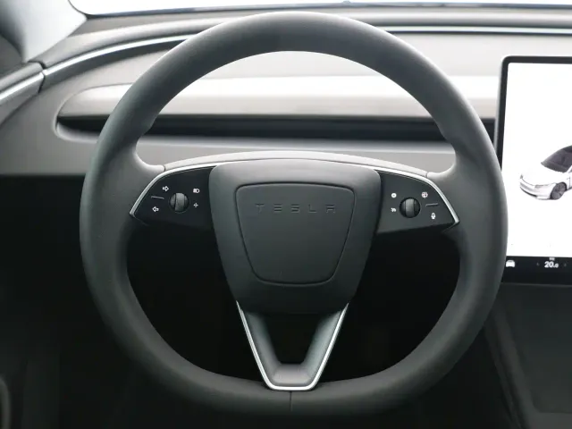 Tesla Model 3 — Фото автомобиля 9