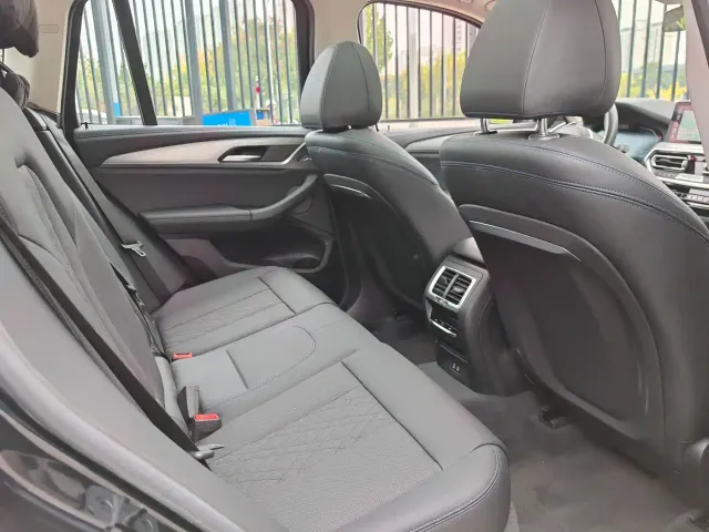 BMW iX3 — Фото автомобиля 19