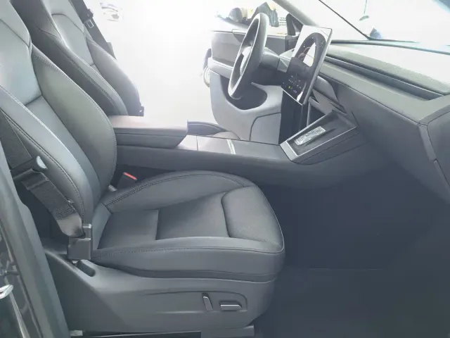 Tesla Model Y — Фото автомобиля 12