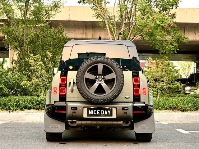 Land Rover Defender — Фото автомобиля 5